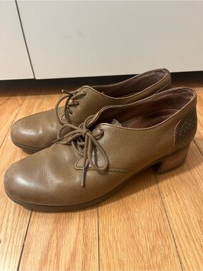 Dansko Olive Brown Lace-Up Low Heel Oxfords
